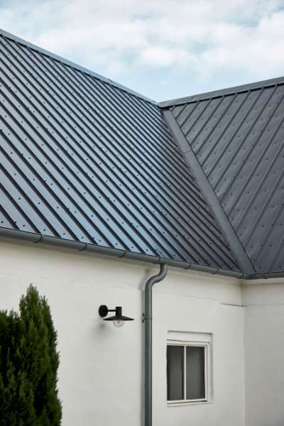 Bindingsværksgård ”tækket” med stålprofiler, Sneserevej 69, 4733 Tappernøje